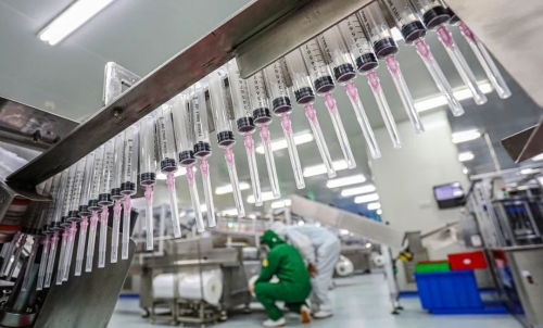 威高工廠插上數(shù)字翅膀 火炬高技術(shù)產(chǎn)業(yè)開(kāi)發(fā)區(qū)實(shí)現(xiàn)生產(chǎn)全掌控，一屏覽車(chē)間